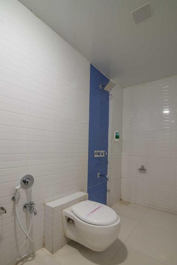 Hotel Satkar Surat Exteriör bild