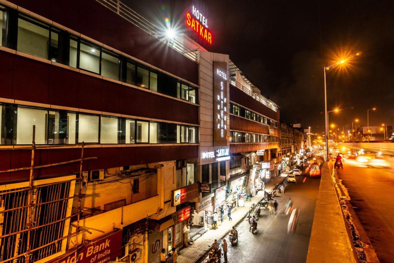 Hotel Satkar Surat Exteriör bild