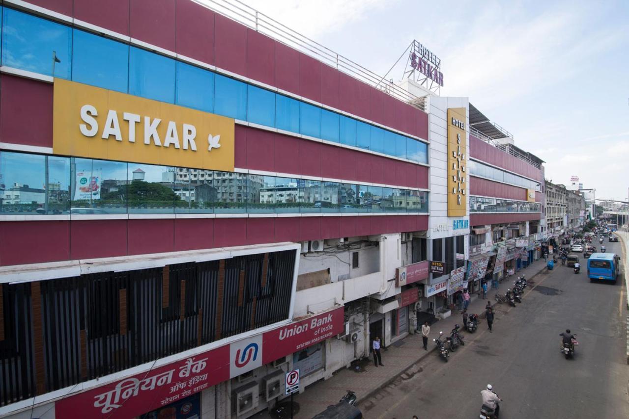 Hotel Satkar Surat Exteriör bild